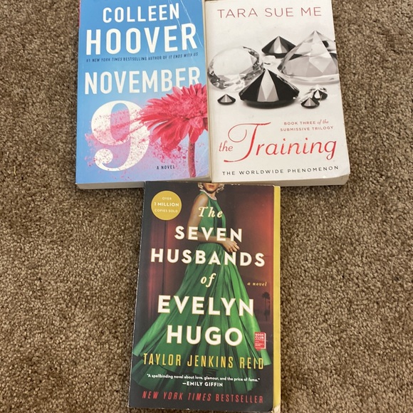 BOOK BUNDLE: COLEEN HOOVER AND MORE - Picture 3 of 4